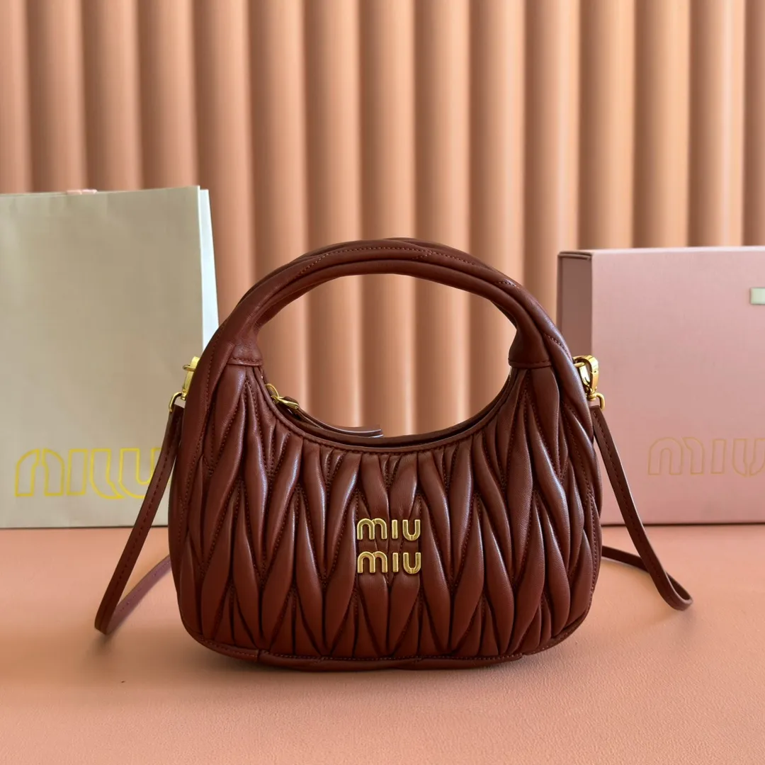 p1560💋💋💋【Premium hardware original leather】Wander Matelasse sheep leather Hobo handbag/crossbody bag ~ Wander handbag has become one of the classic accessories. This mini handbag is made of Matalasse sheep leather, using exquisite craftsmanship to create a three-dimensional effect, showing exquisite elegance. Presenting the Hobo bag style, blending retro style and modern elegance, it has become a new synonym for modern femininity. ～Golden hardware ～Zipper closure ～Metal lettering logo on the front ～Cotton satin lining Size: W20×H17×D6cm Number: _5BC125
