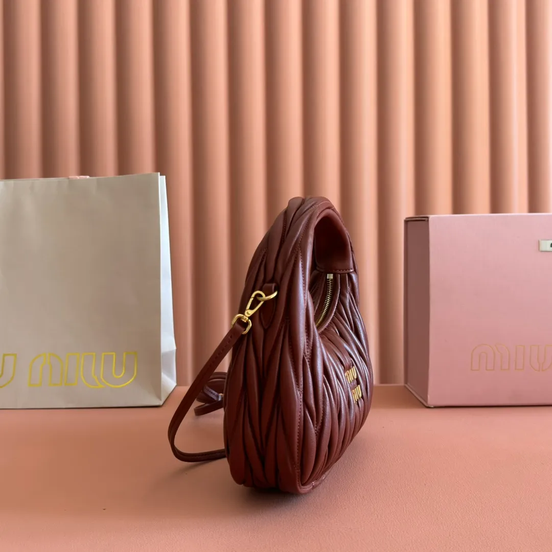 p1560💋💋💋【Premium hardware original leather】Wander Matelasse sheep leather Hobo handbag/crossbody bag ~ Wander handbag has become one of the classic accessories. This mini handbag is made of Matalasse sheep leather, using exquisite craftsmanship to create a three-dimensional effect, showing exquisite elegance. Presenting the Hobo bag style, blending retro style and modern elegance, it has become a new synonym for modern femininity. ～Golden hardware ～Zipper closure ～Metal lettering logo on the front ～Cotton satin lining Size: W20×H17×D6cm Number: _5BC125