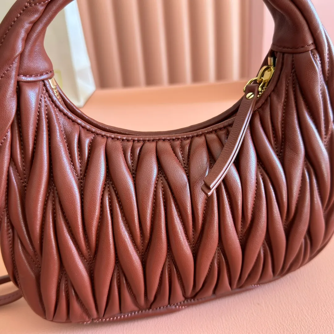 p1560💋💋💋【Premium hardware original leather】Wander Matelasse sheep leather Hobo handbag/crossbody bag ~ Wander handbag has become one of the classic accessories. This mini handbag is made of Matalasse sheep leather, using exquisite craftsmanship to create a three-dimensional effect, showing exquisite elegance. Presenting the Hobo bag style, blending retro style and modern elegance, it has become a new synonym for modern femininity. ～Golden hardware ～Zipper closure ～Metal lettering logo on the front ～Cotton satin lining Size: W20×H17×D6cm Number: _5BC125
