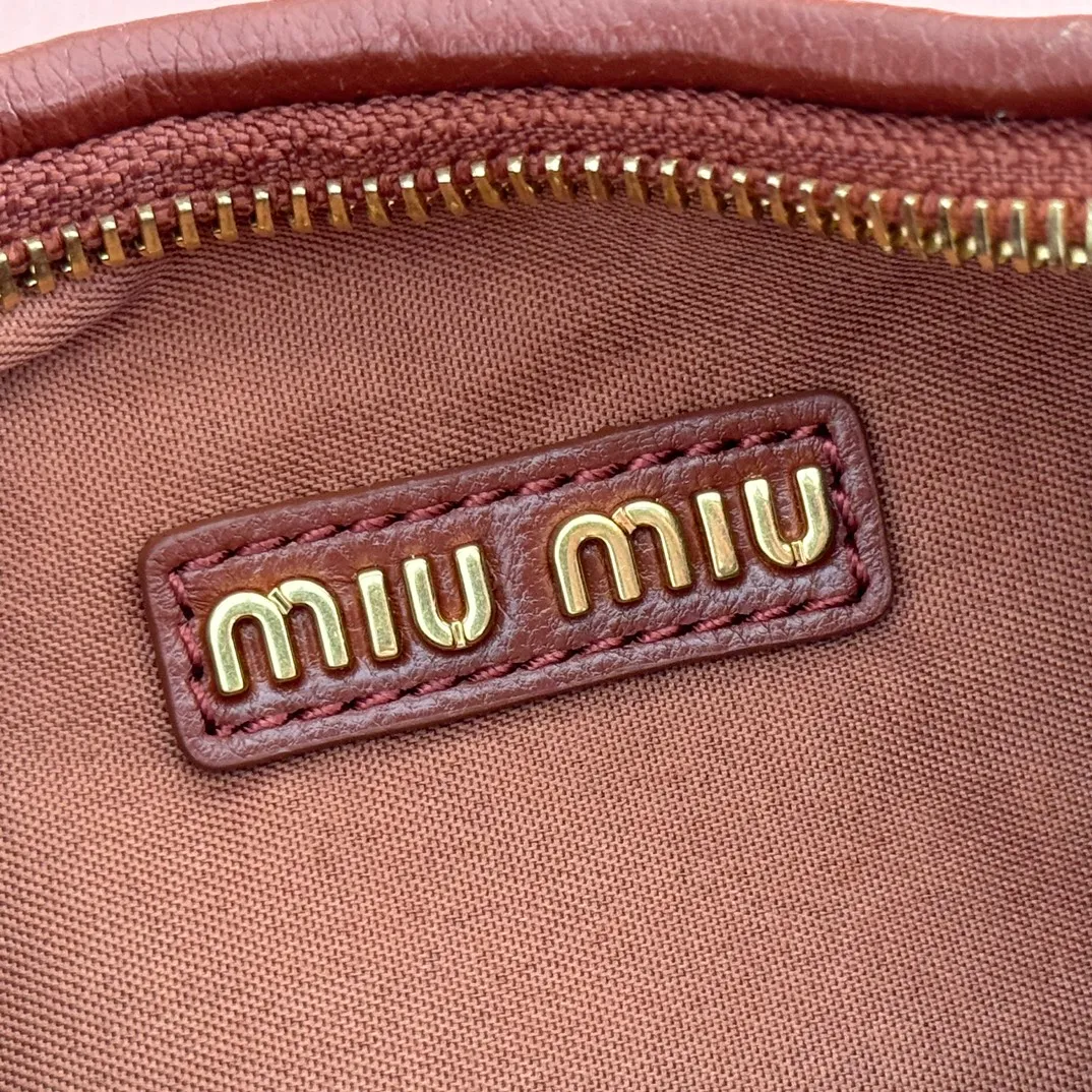 p1560💋💋💋【Premium hardware original leather】Wander Matelasse sheep leather Hobo handbag/crossbody bag ~ Wander handbag has become one of the classic accessories. This mini handbag is made of Matalasse sheep leather, using exquisite craftsmanship to create a three-dimensional effect, showing exquisite elegance. Presenting the Hobo bag style, blending retro style and modern elegance, it has become a new synonym for modern femininity. ～Golden hardware ～Zipper closure ～Metal lettering logo on the front ～Cotton satin lining Size: W20×H17×D6cm Number: _5BC125