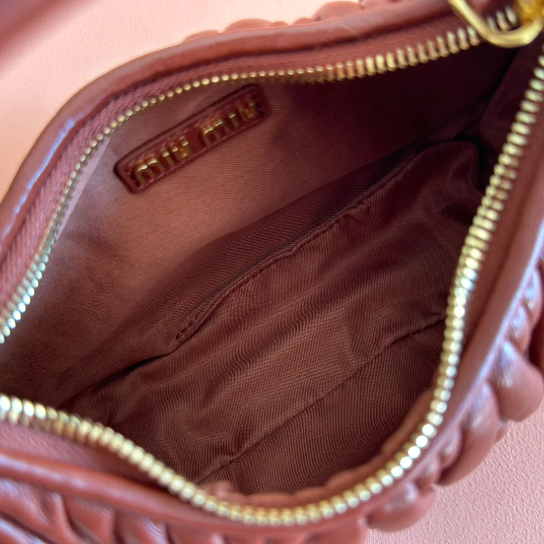 p1560💋💋💋【Premium hardware original leather】Wander Matelasse sheep leather Hobo handbag/crossbody bag ~ Wander handbag has become one of the classic accessories. This mini handbag is made of Matalasse sheep leather, using exquisite craftsmanship to create a three-dimensional effect, showing exquisite elegance. Presenting the Hobo bag style, blending retro style and modern elegance, it has become a new synonym for modern femininity. ～Golden hardware ～Zipper closure ～Metal lettering logo on the front ～Cotton satin lining Size: W20×H17×D6cm Number: _5BC125
