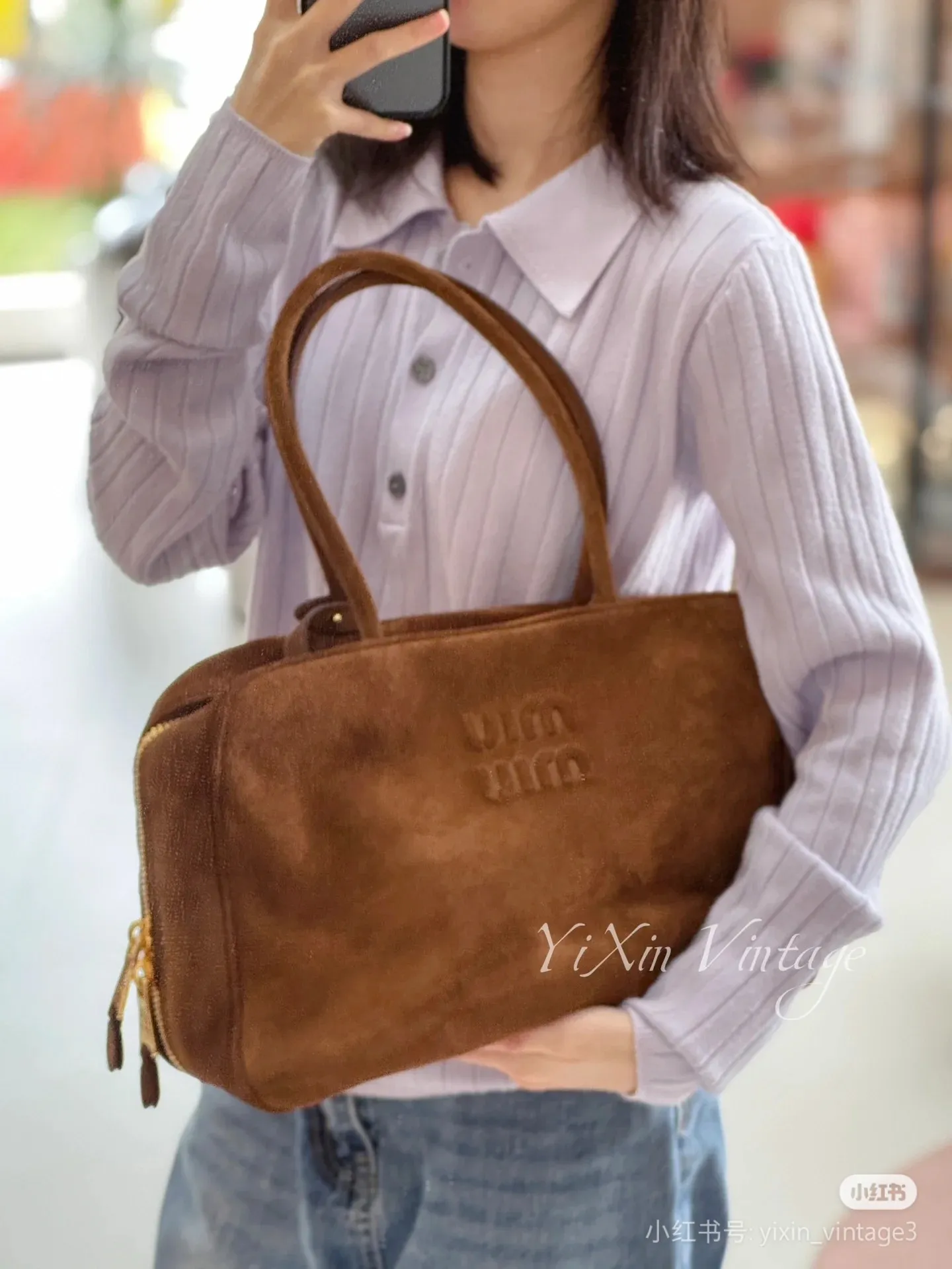 p1700. MIU's new product [original leather with counter packaging] Beau frosted leather handbag/shoulder bag ~ cocoa brown frosted [new version briefcase] 5bb117 This Beau handbag is made of soft and smooth cow leather, with exquisite details such as gold-plated hardware and accessories, and the embossed letter logo highlights the classic style. Size:W34×H23×D10cm