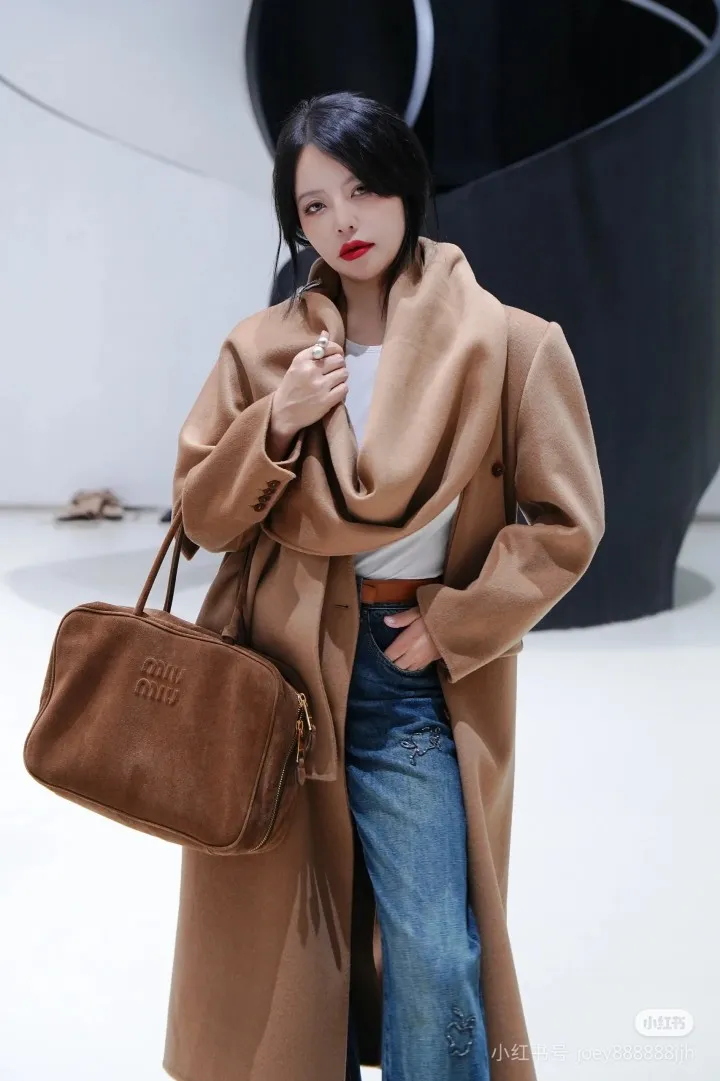 p1700. MIU's new product [original leather with counter packaging] Beau frosted leather handbag/shoulder bag ~ cocoa brown frosted [new version briefcase] 5bb117 This Beau handbag is made of soft and smooth cow leather, with exquisite details such as gold-plated hardware and accessories, and the embossed letter logo highlights the classic style. Size:W34×H23×D10cm