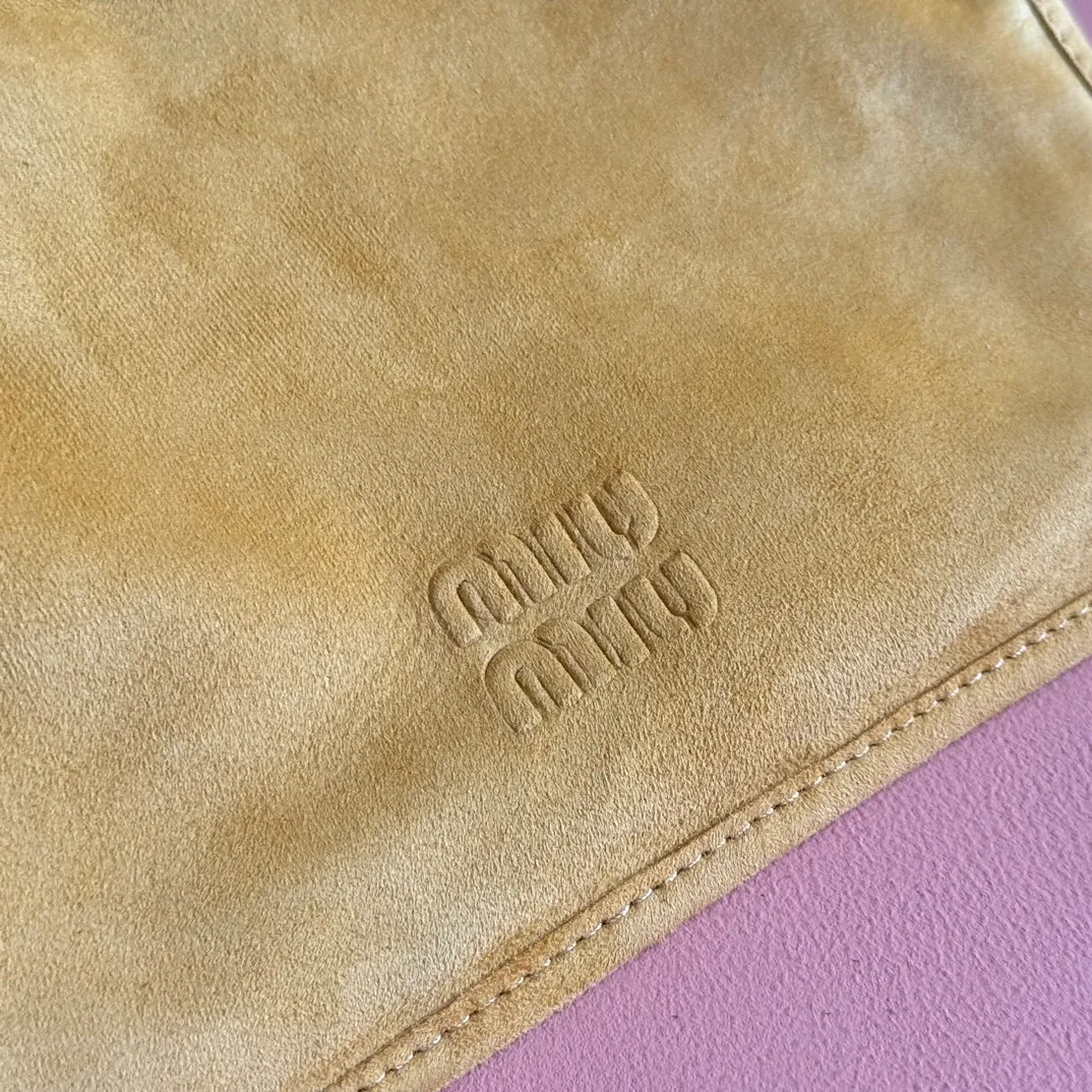 p1640💋💋💋【Full set of packaging at the counter, premium hardware and original leather】Suede sheepskin tassel handbag ~ miu design is interpreted from the perspective of lifestyle, presenting creative items, soft suede leather, enriching unique and accessories combinations through pendants, creating exclusive summer style in minutes. Super Q miu can always come up with new tricks, very porridge! The bag's vintage inspiration is enhanced by soft suede leather, enriched with unique accessories and embellishments via tassels and front loops. Size: W24×H37cm No.: 5BA295Miu 25ss limited show suede pendant bag