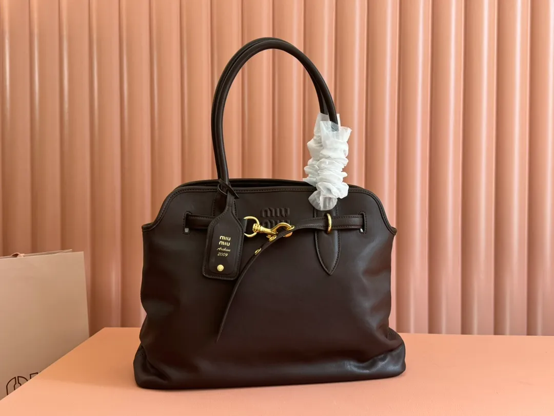 p2300💋💋💋Original leather Miu women's Nappa sheepskin handbag, inspired by the archive design, the structure has been adjusted to become lighter and rejuvenate with a new personality, creating a classic item with timeless charm. Decorated with an embossed monogram logo for an added signature touch 👝 Comes with handles for use as a tote or shoulder bag! Removable charm, antiqued gold-tone hardware, embossed lettering logo on front, lined interior, zip pocket and patch pocket! Size: 31✖️40✖️13cm Style number: 5BG291