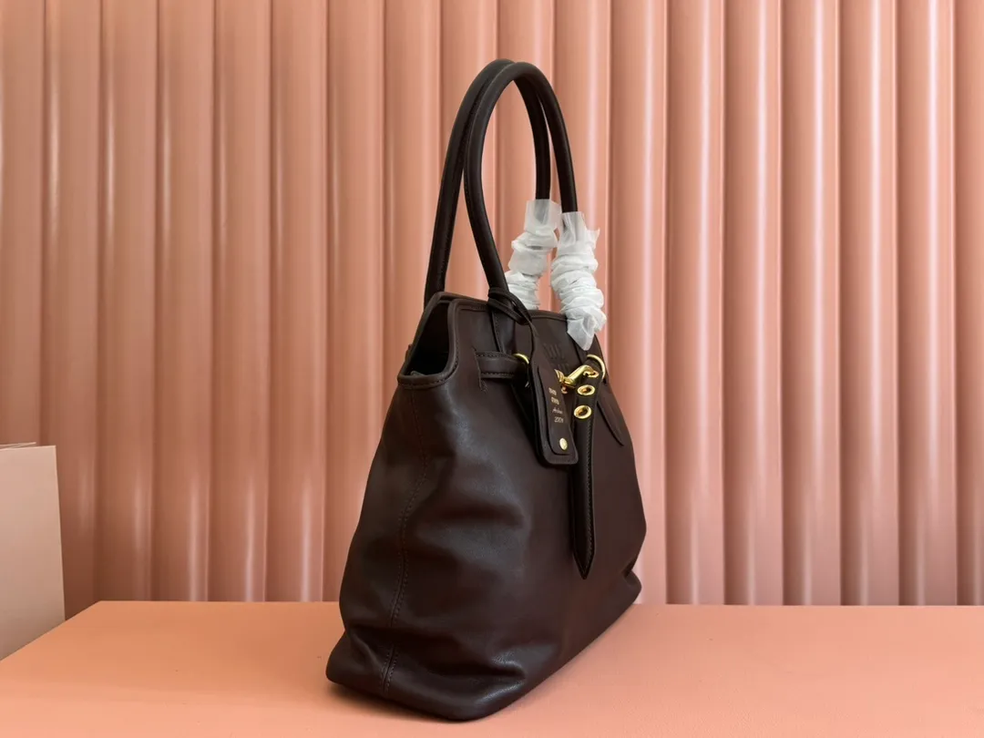 p2300💋💋💋Original leather Miu women's Nappa sheepskin handbag, inspired by the archive design, the structure has been adjusted to become lighter and rejuvenate with a new personality, creating a classic item with timeless charm. Decorated with an embossed monogram logo for an added signature touch 👝 Comes with handles for use as a tote or shoulder bag! Removable charm, antiqued gold-tone hardware, embossed lettering logo on front, lined interior, zip pocket and patch pocket! Size: 31✖️40✖️13cm Style number: 5BG291