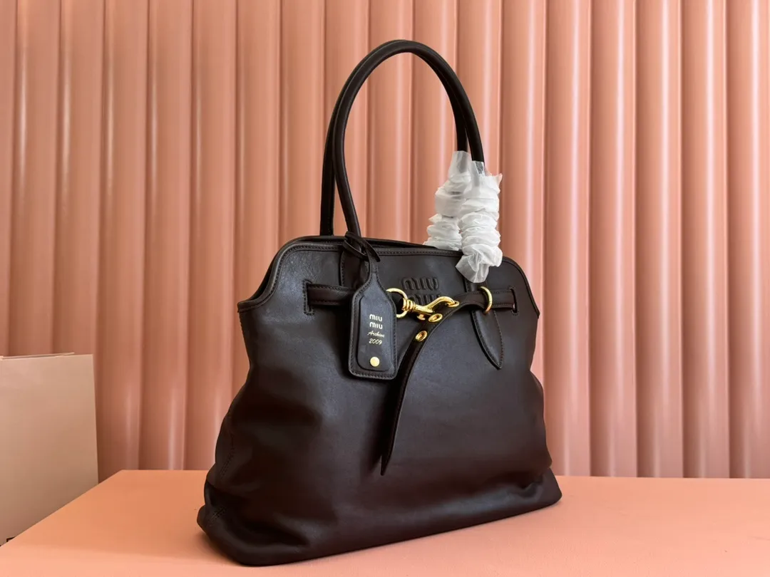 p2300💋💋💋Original leather Miu women's Nappa sheepskin handbag, inspired by the archive design, the structure has been adjusted to become lighter and rejuvenate with a new personality, creating a classic item with timeless charm. Decorated with an embossed monogram logo for an added signature touch 👝 Comes with handles for use as a tote or shoulder bag! Removable charm, antiqued gold-tone hardware, embossed lettering logo on front, lined interior, zip pocket and patch pocket! Size: 31✖️40✖️13cm Style number: 5BG291