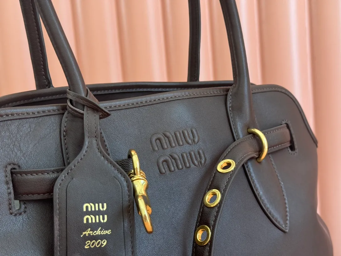 p2300💋💋💋Original leather Miu women's Nappa sheepskin handbag, inspired by the archive design, the structure has been adjusted to become lighter and rejuvenate with a new personality, creating a classic item with timeless charm. Decorated with an embossed monogram logo for an added signature touch 👝 Comes with handles for use as a tote or shoulder bag! Removable charm, antiqued gold-tone hardware, embossed lettering logo on front, lined interior, zip pocket and patch pocket! Size: 31✖️40✖️13cm Style number: 5BG291