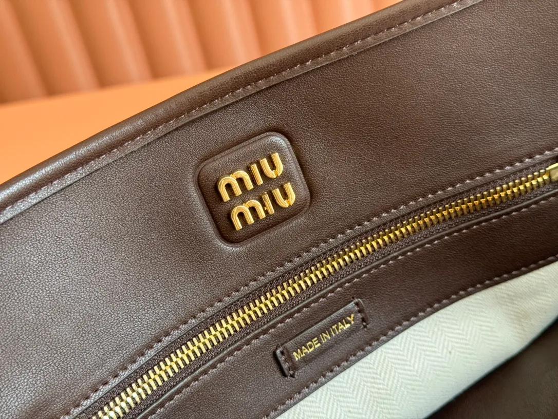 p2300💋💋💋Original leather Miu women's Nappa sheepskin handbag, inspired by the archive design, the structure has been adjusted to become lighter and rejuvenate with a new personality, creating a classic item with timeless charm. Decorated with an embossed monogram logo for an added signature touch 👝 Comes with handles for use as a tote or shoulder bag! Removable charm, antiqued gold-tone hardware, embossed lettering logo on front, lined interior, zip pocket and patch pocket! Size: 31✖️40✖️13cm Style number: 5BG291