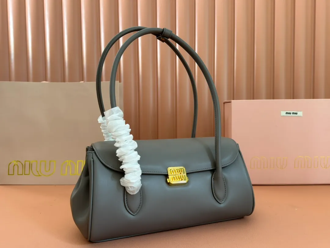 p1800💋💋💋【Original leather configuration counter packaging】MIU's new 24ss autumn and winter baguette bag. The baguette design style leads the new trend, full of "girly feelings" and revolves around the bookish style. The uninhibited and wine-loving lady style has a casual attitude towards life, showing the uniqueness of the exclusive miumiu girl. The one that is not too big or too small can be sweet, spicy or handsome. The capacity can also meet the daily needs of going out. It is beautiful and practical. It’s hard not to love it Model number: 5bd265 Size: Base length 28x base 11x height 15cm