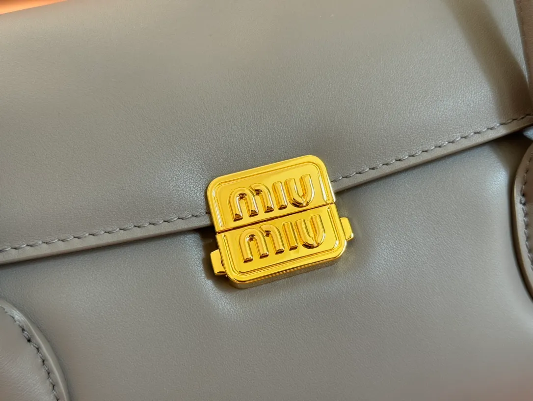 p1800💋💋💋【Original leather configuration counter packaging】MIU's new 24ss autumn and winter baguette bag. The baguette design style leads the new trend, full of "girly feelings" and revolves around the bookish style. The uninhibited and wine-loving lady style has a casual attitude towards life, showing the uniqueness of the exclusive miumiu girl. The one that is not too big or too small can be sweet, spicy or handsome. The capacity can also meet the daily needs of going out. It is beautiful and practical. It’s hard not to love it Model number: 5bd265 Size: Base length 28x base 11x height 15cm