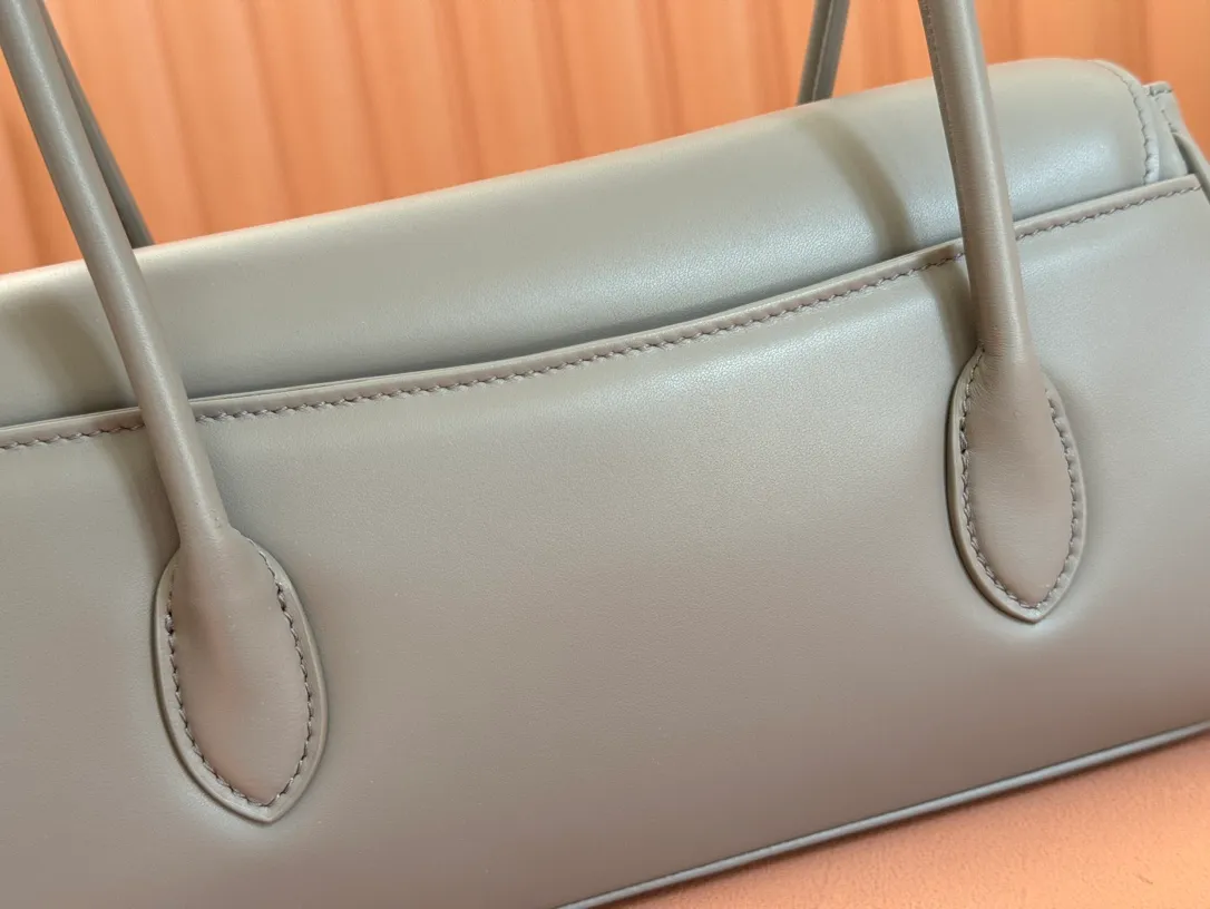 p1800💋💋💋【Original leather configuration counter packaging】MIU's new 24ss autumn and winter baguette bag. The baguette design style leads the new trend, full of "girly feelings" and revolves around the bookish style. The uninhibited and wine-loving lady style has a casual attitude towards life, showing the uniqueness of the exclusive miumiu girl. The one that is not too big or too small can be sweet, spicy or handsome. The capacity can also meet the daily needs of going out. It is beautiful and practical. It’s hard not to love it Model number: 5bd265 Size: Base length 28x base 11x height 15cm