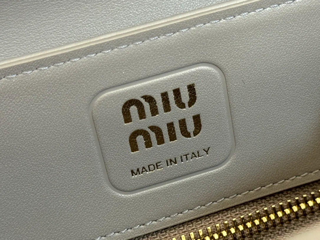 p1800💋💋💋【Original leather configuration counter packaging】MIU's new 24ss autumn and winter baguette bag. The baguette design style leads the new trend, full of "girly feelings" and revolves around the bookish style. The uninhibited and wine-loving lady style has a casual attitude towards life, showing the uniqueness of the exclusive miumiu girl. The one that is not too big or too small can be sweet, spicy or handsome. The capacity can also meet the daily needs of going out. It is beautiful and practical. It’s hard not to love it Model number: 5bd265 Size: Base length 28x base 11x height 15cm