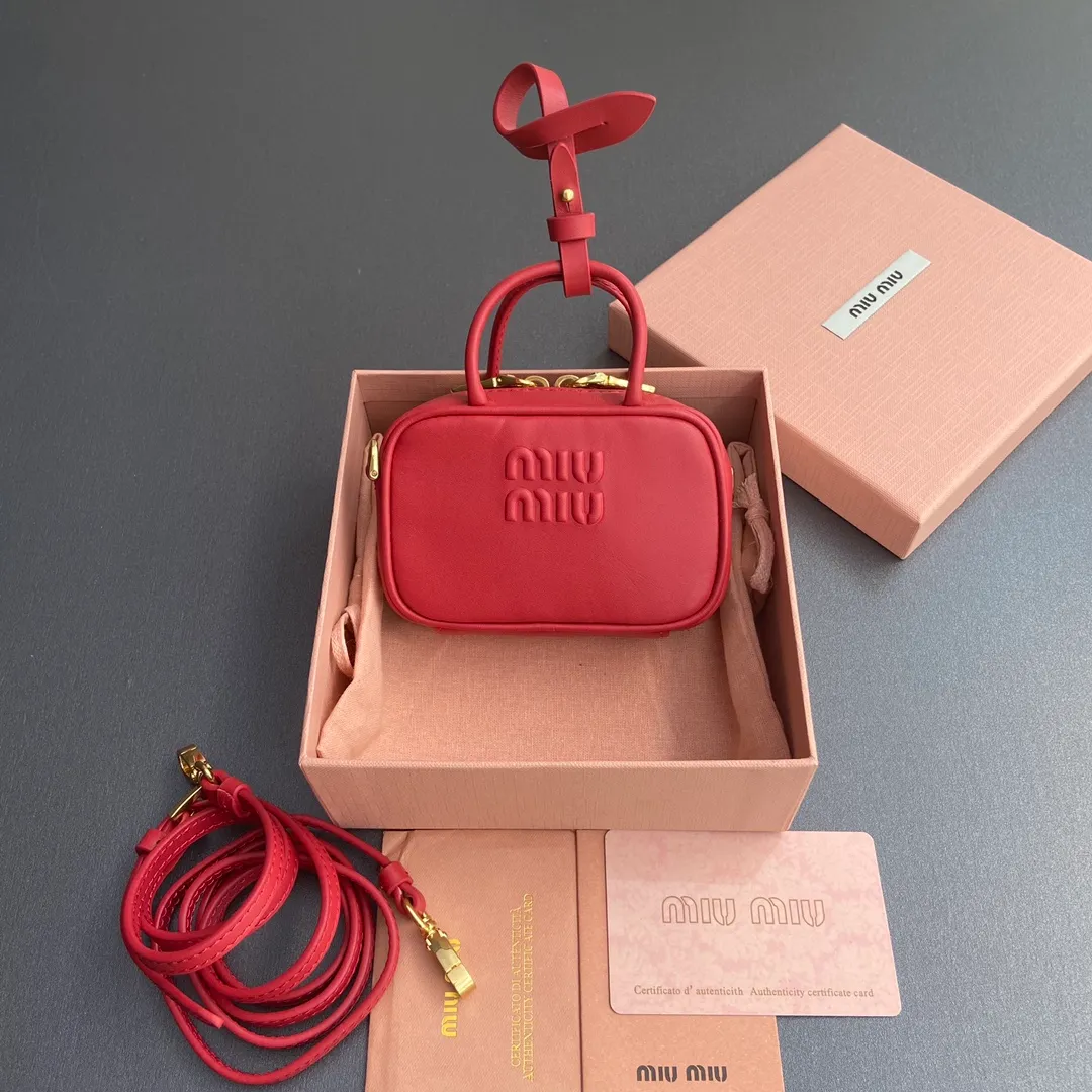 [Special grade hardware original leather] ¥800 ~Red imported cow leather pendant. This pendant can be decorated with other accessories and has a unique style. Decorated with an embossed logo for an added signature touch. - Lace-up closure - Zipper closure - Embossed letter logo - Lined Dimensions: w11×h7×d4cm No.: 5NR036_020_MM030