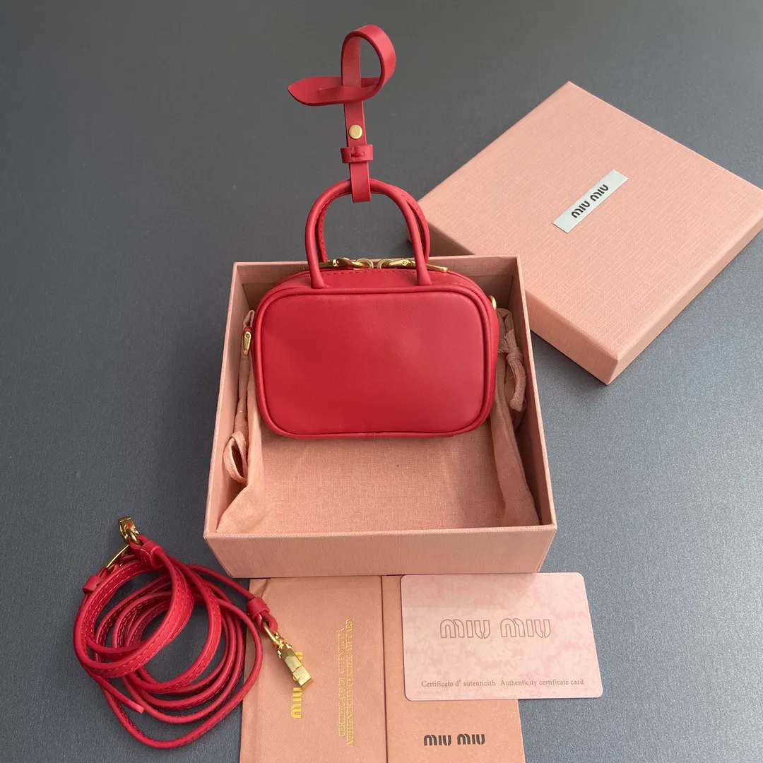 [Special grade hardware original leather] ¥800 ~Red imported cow leather pendant. This pendant can be decorated with other accessories and has a unique style. Decorated with an embossed logo for an added signature touch. - Lace-up closure - Zipper closure - Embossed letter logo - Lined Dimensions: w11×h7×d4cm No.: 5NR036_020_MM030
