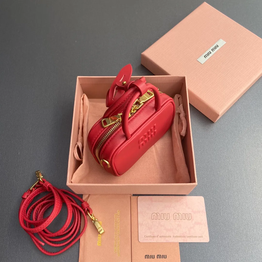 [Special grade hardware original leather] ¥800 ~Red imported cow leather pendant. This pendant can be decorated with other accessories and has a unique style. Decorated with an embossed logo for an added signature touch. - Lace-up closure - Zipper closure - Embossed letter logo - Lined Dimensions: w11×h7×d4cm No.: 5NR036_020_MM030