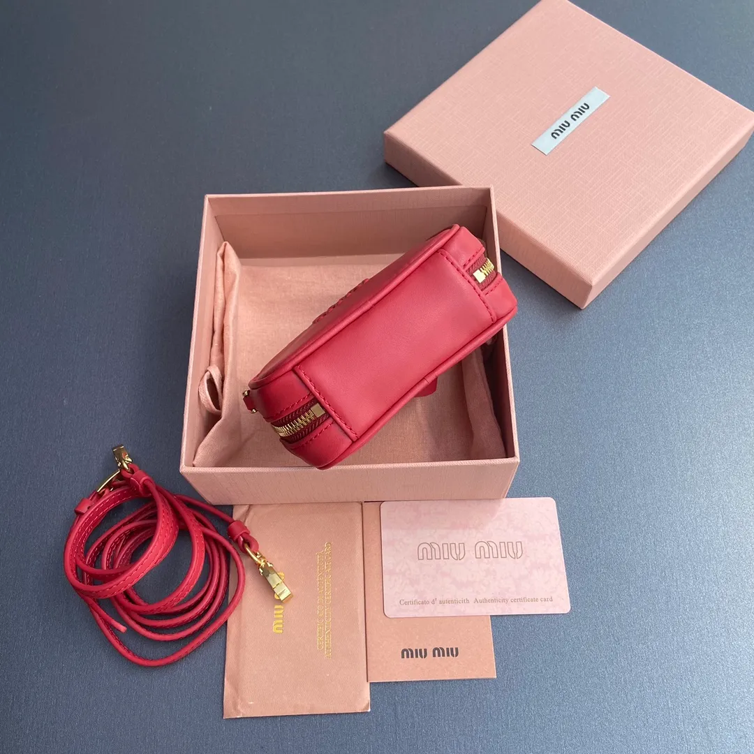 [Special grade hardware original leather] ¥800 ~Red imported cow leather pendant. This pendant can be decorated with other accessories and has a unique style. Decorated with an embossed logo for an added signature touch. - Lace-up closure - Zipper closure - Embossed letter logo - Lined Dimensions: w11×h7×d4cm No.: 5NR036_020_MM030