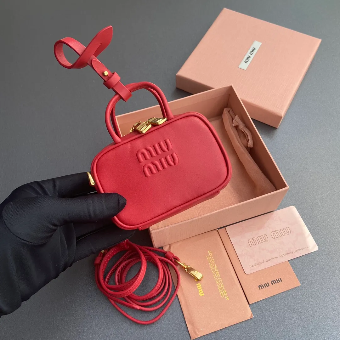 [Special grade hardware original leather] ¥800 ~Red imported cow leather pendant. This pendant can be decorated with other accessories and has a unique style. Decorated with an embossed logo for an added signature touch. - Lace-up closure - Zipper closure - Embossed letter logo - Lined Dimensions: w11×h7×d4cm No.: 5NR036_020_MM030