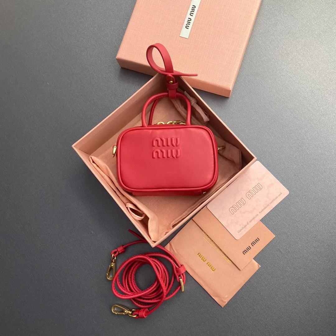 [Special grade hardware original leather] ¥800 ~Red imported cow leather pendant. This pendant can be decorated with other accessories and has a unique style. Decorated with an embossed logo for an added signature touch. - Lace-up closure - Zipper closure - Embossed letter logo - Lined Dimensions: w11×h7×d4cm No.: 5NR036_020_MM030