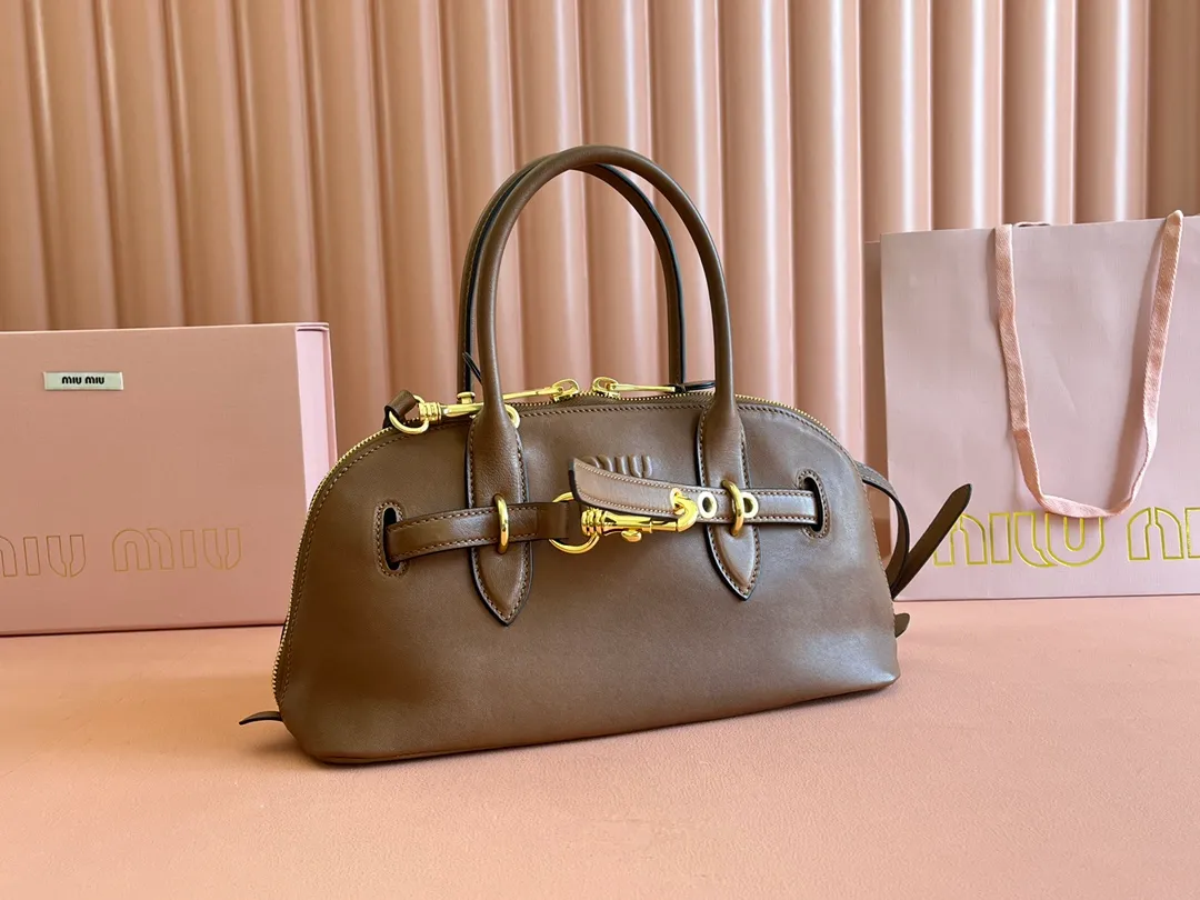 p2080💋💋💋【Original leather configuration counter packaging】Miu's new popular bowling bag, made of top-grade retro vegetable soft sheepskin, retro frosted old metal accessories, this Aventure Nappa leather handbag is inspired by A Miu collection item, its structure has been adjusted to become lighter and rejuvenate with a new personality, creating a classic bag with timeless charm. The multi-element design gives this handbag a unique beauty and classic atmosphere. It has a detachable and adjustable leather shoulder strap. The canvas lining is equipped with zipper pockets and patch pockets. Dimensions: 33 X16.5 X 10 cm. Model 5bb168