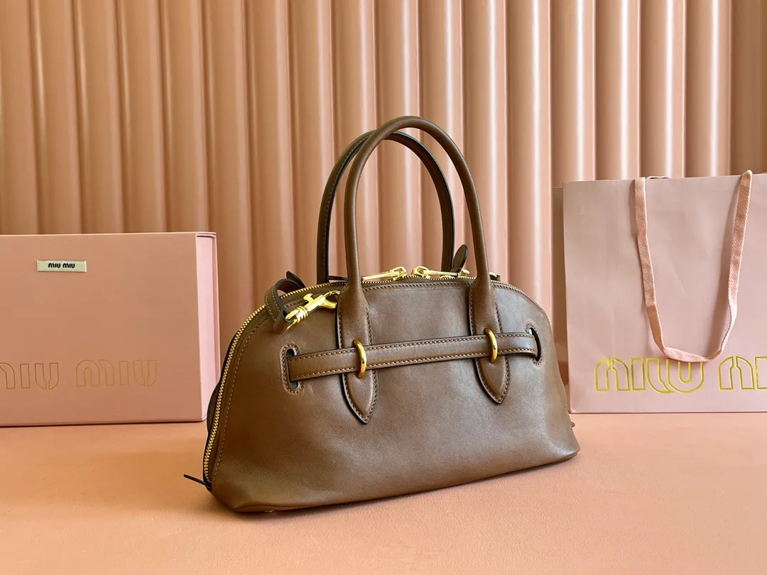 p2080💋💋💋【Original leather configuration counter packaging】Miu's new popular bowling bag, made of top-grade retro vegetable soft sheepskin, retro frosted old metal accessories, this Aventure Nappa leather handbag is inspired by A Miu collection item, its structure has been adjusted to become lighter and rejuvenate with a new personality, creating a classic bag with timeless charm. The multi-element design gives this handbag a unique beauty and classic atmosphere. It has a detachable and adjustable leather shoulder strap. The canvas lining is equipped with zipper pockets and patch pockets. Dimensions: 33 X16.5 X 10 cm. Model 5bb168