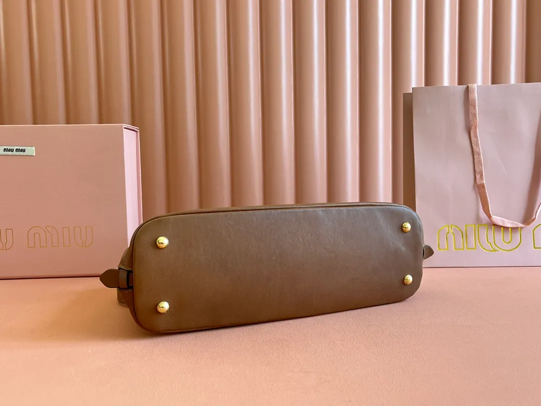 p2080💋💋💋【Original leather configuration counter packaging】Miu's new popular bowling bag, made of top-grade retro vegetable soft sheepskin, retro frosted old metal accessories, this Aventure Nappa leather handbag is inspired by A Miu collection item, its structure has been adjusted to become lighter and rejuvenate with a new personality, creating a classic bag with timeless charm. The multi-element design gives this handbag a unique beauty and classic atmosphere. It has a detachable and adjustable leather shoulder strap. The canvas lining is equipped with zipper pockets and patch pockets. Dimensions: 33 X16.5 X 10 cm. Model 5bb168