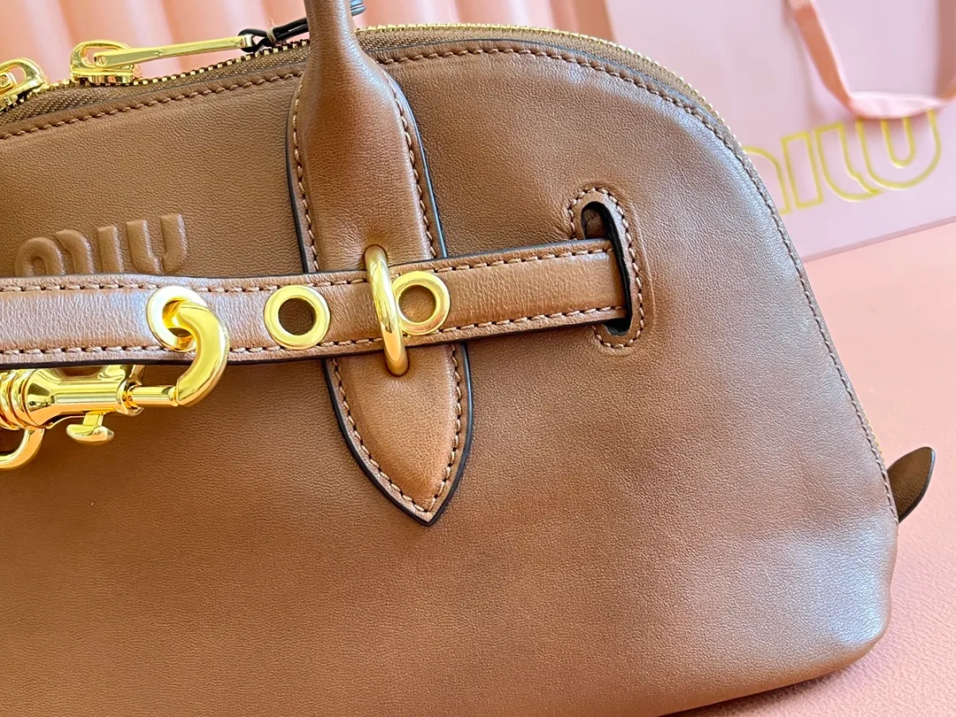 p2080💋💋💋【Original leather configuration counter packaging】Miu's new popular bowling bag, made of top-grade retro vegetable soft sheepskin, retro frosted old metal accessories, this Aventure Nappa leather handbag is inspired by A Miu collection item, its structure has been adjusted to become lighter and rejuvenate with a new personality, creating a classic bag with timeless charm. The multi-element design gives this handbag a unique beauty and classic atmosphere. It has a detachable and adjustable leather shoulder strap. The canvas lining is equipped with zipper pockets and patch pockets. Dimensions: 33 X16.5 X 10 cm. Model 5bb168