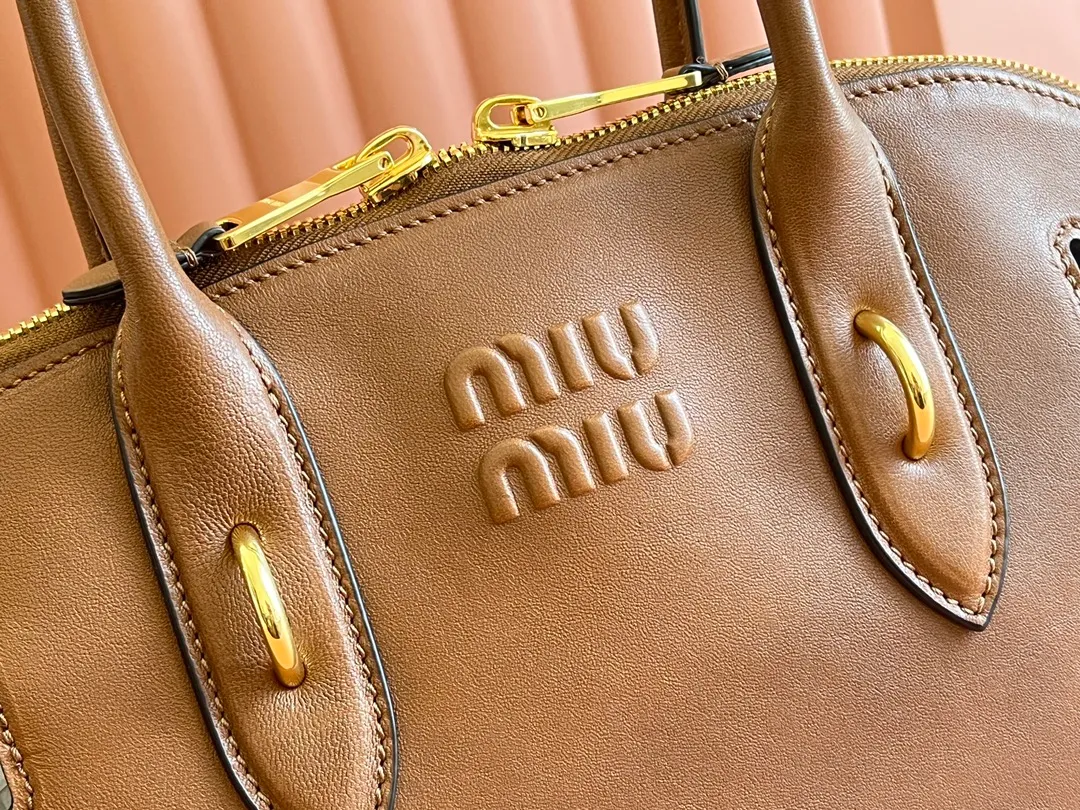 p2080💋💋💋【Original leather configuration counter packaging】Miu's new popular bowling bag, made of top-grade retro vegetable soft sheepskin, retro frosted old metal accessories, this Aventure Nappa leather handbag is inspired by A Miu collection item, its structure has been adjusted to become lighter and rejuvenate with a new personality, creating a classic bag with timeless charm. The multi-element design gives this handbag a unique beauty and classic atmosphere. It has a detachable and adjustable leather shoulder strap. The canvas lining is equipped with zipper pockets and patch pockets. Dimensions: 33 X16.5 X 10 cm. Model 5bb168