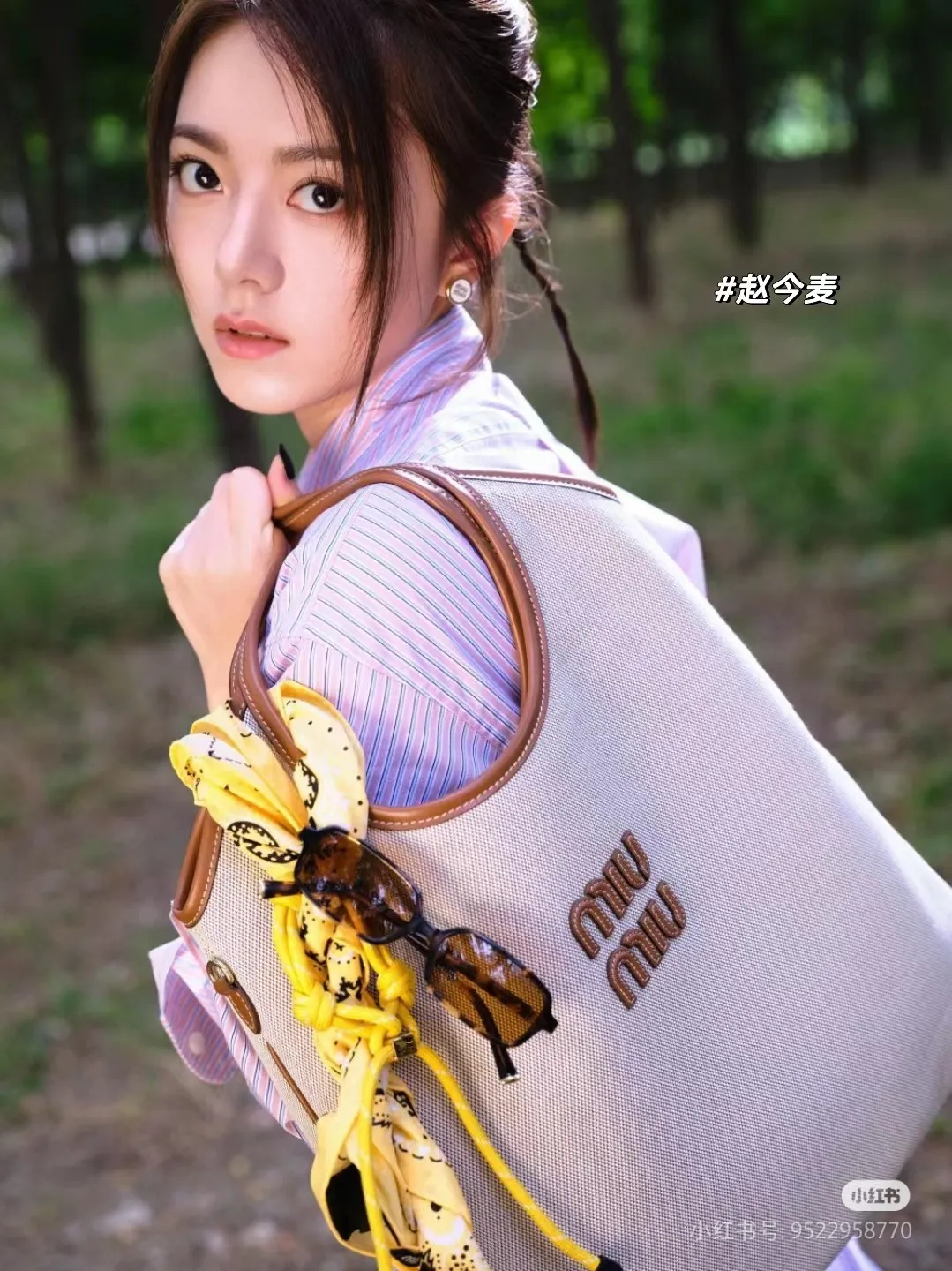 p1360💋💋💋【Configuring full counter package】Miu Women's IVY cowhide leather tote shoulder bag This classic tote bag is decorated with the Miu Miu letter logo, highlighting the classic style and being very recognizable. Simple underarm tote bag 🖤 The same color leather letter logo adds a unique and classic style! Gold hardware, leather lettering logo on front! Lined with zip pocket accents! Size: 35x40cm Style number: 5bg231