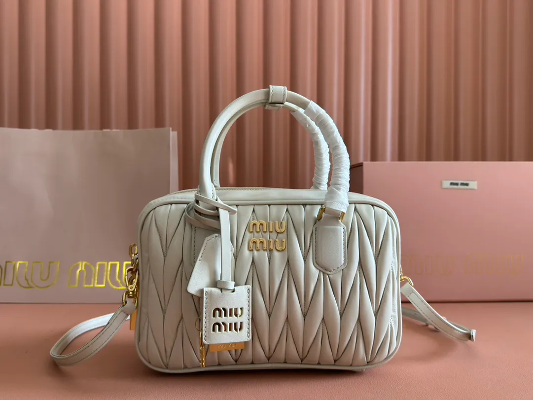 p1900💋💋💋 [Equipped with full set of packaging at the counter, premium hardware original leather] Arcadie Matelasse sheepskin medium bowling handbag/crossbody bag ~ white sheepskin This handbag uses Matelasse technology, and the three-dimensional texture and exquisite texture bring a new interpretation to the classic silhouette. The front letter logo cleverly echoes the metal hardware, and the exquisite workmanship is outstanding, highlighting a highly recognizable classic style. Dynamic and elegant lines with adjustable and detachable shoulder straps present a practical and versatile design with modern charm. ～Detachable and adjustable shoulder strap ～Zipper closure ～Lined with 2 patch pockets ～With foot studs Size: W24×H17×D7.5cm No.: 5BB124