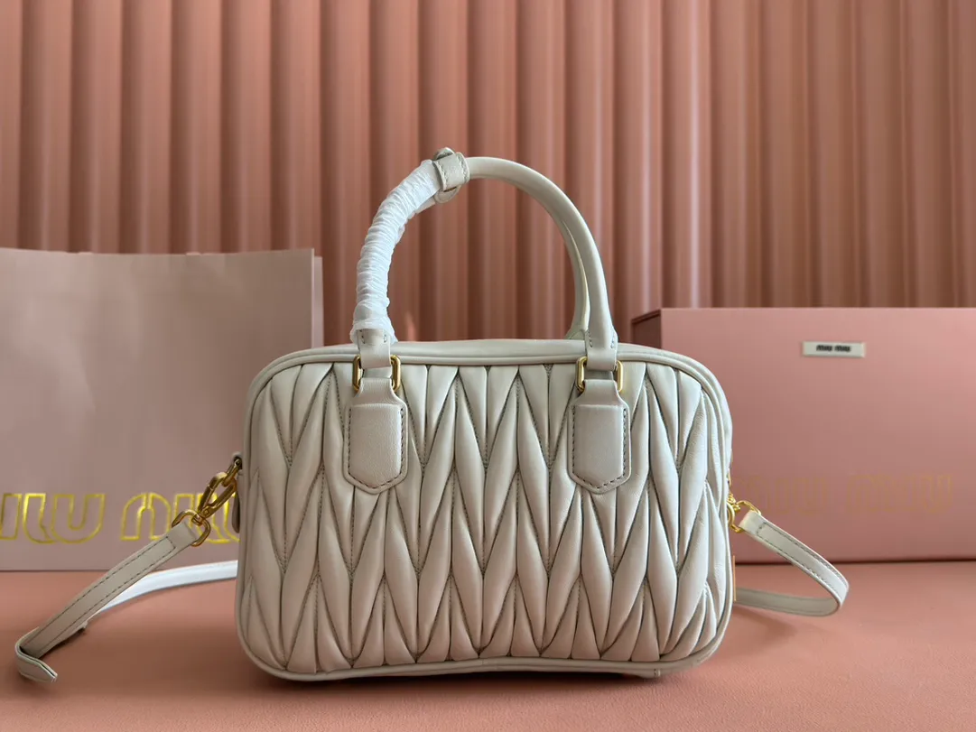 p1900💋💋💋 [Equipped with full set of packaging at the counter, premium hardware original leather] Arcadie Matelasse sheepskin medium bowling handbag/crossbody bag ~ white sheepskin This handbag uses Matelasse technology, and the three-dimensional texture and exquisite texture bring a new interpretation to the classic silhouette. The front letter logo cleverly echoes the metal hardware, and the exquisite workmanship is outstanding, highlighting a highly recognizable classic style. Dynamic and elegant lines with adjustable and detachable shoulder straps present a practical and versatile design with modern charm. ～Detachable and adjustable shoulder strap ～Zipper closure ～Lined with 2 patch pockets ～With foot studs Size: W24×H17×D7.5cm No.: 5BB124