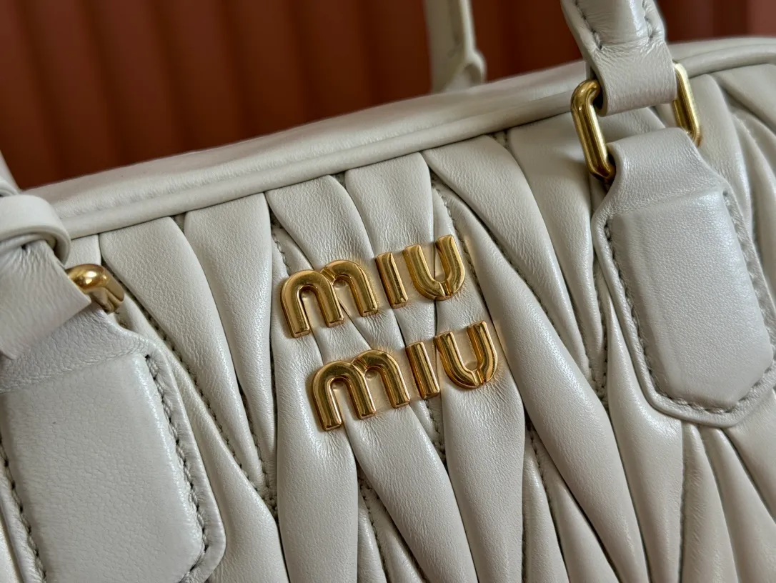 p1900💋💋💋 [Equipped with full set of packaging at the counter, premium hardware original leather] Arcadie Matelasse sheepskin medium bowling handbag/crossbody bag ~ white sheepskin This handbag uses Matelasse technology, and the three-dimensional texture and exquisite texture bring a new interpretation to the classic silhouette. The front letter logo cleverly echoes the metal hardware, and the exquisite workmanship is outstanding, highlighting a highly recognizable classic style. Dynamic and elegant lines with adjustable and detachable shoulder straps present a practical and versatile design with modern charm. ～Detachable and adjustable shoulder strap ～Zipper closure ～Lined with 2 patch pockets ～With foot studs Size: W24×H17×D7.5cm No.: 5BB124