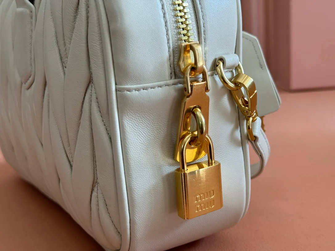 p1900💋💋💋 [Equipped with full set of packaging at the counter, premium hardware original leather] Arcadie Matelasse sheepskin medium bowling handbag/crossbody bag ~ white sheepskin This handbag uses Matelasse technology, and the three-dimensional texture and exquisite texture bring a new interpretation to the classic silhouette. The front letter logo cleverly echoes the metal hardware, and the exquisite workmanship is outstanding, highlighting a highly recognizable classic style. Dynamic and elegant lines with adjustable and detachable shoulder straps present a practical and versatile design with modern charm. ～Detachable and adjustable shoulder strap ～Zipper closure ～Lined with 2 patch pockets ～With foot studs Size: W24×H17×D7.5cm No.: 5BB124