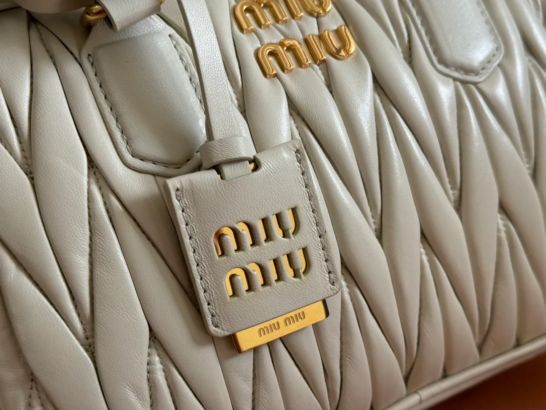 p1900💋💋💋 [Equipped with full set of packaging at the counter, premium hardware original leather] Arcadie Matelasse sheepskin medium bowling handbag/crossbody bag ~ white sheepskin This handbag uses Matelasse technology, and the three-dimensional texture and exquisite texture bring a new interpretation to the classic silhouette. The front letter logo cleverly echoes the metal hardware, and the exquisite workmanship is outstanding, highlighting a highly recognizable classic style. Dynamic and elegant lines with adjustable and detachable shoulder straps present a practical and versatile design with modern charm. ～Detachable and adjustable shoulder strap ～Zipper closure ～Lined with 2 patch pockets ～With foot studs Size: W24×H17×D7.5cm No.: 5BB124