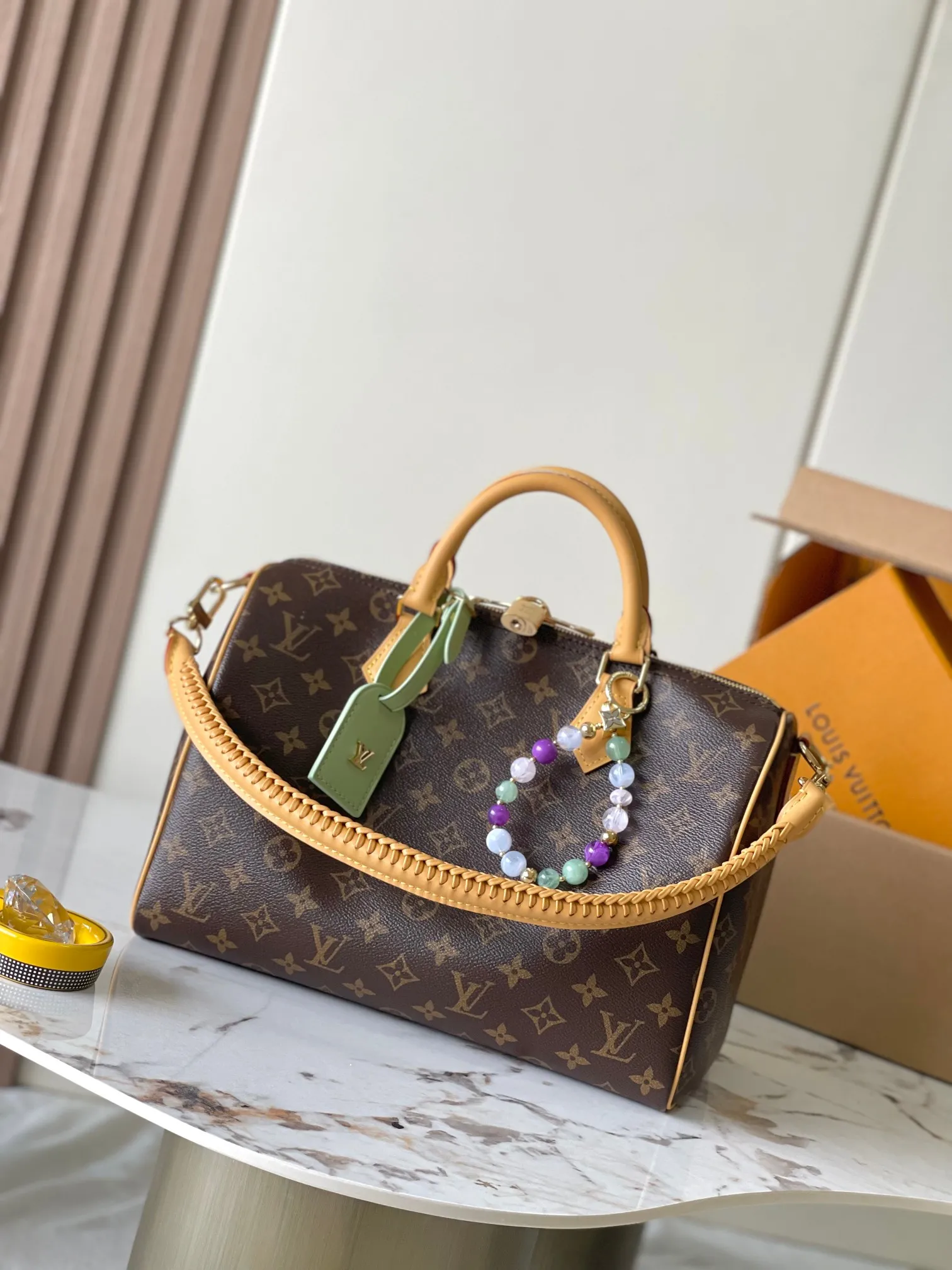 p1940 [Special grade MB163c chip version original leather] SPEEDY SOFT 30 LUCKY handbag Model: M15107 presbyopia Material: A-grade all-steel hardware, imported original fabric Packaging: full set of original duty-free MB packaging Size: 30x21x17cm