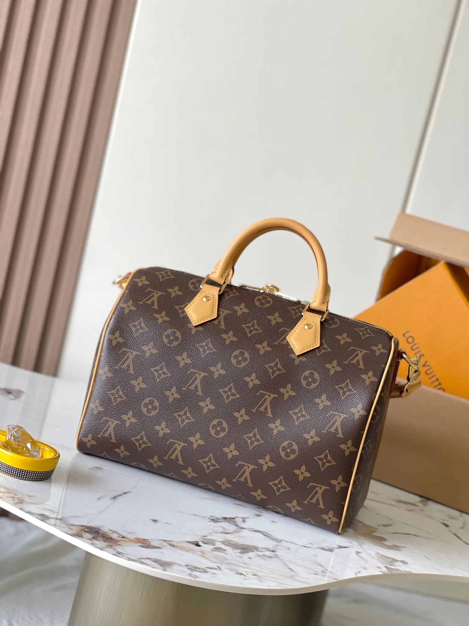 p1940 [Special grade MB163c chip version original leather] SPEEDY SOFT 30 LUCKY handbag Model: M15107 presbyopia Material: A-grade all-steel hardware, imported original fabric Packaging: full set of original duty-free MB packaging Size: 30x21x17cm