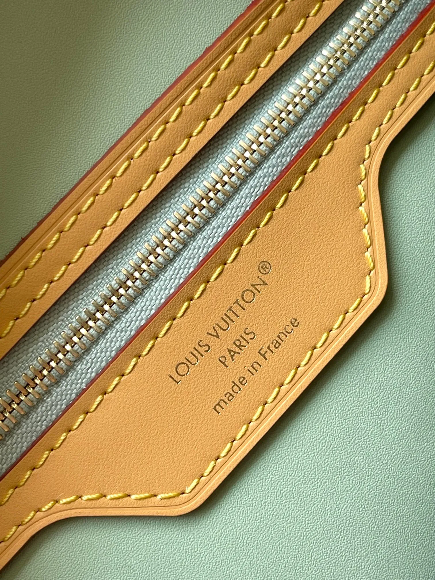 p1940 [Special grade MB163c chip version original leather] SPEEDY SOFT 30 LUCKY handbag Model: M15107 presbyopia Material: A-grade all-steel hardware, imported original fabric Packaging: full set of original duty-free MB packaging Size: 30x21x17cm