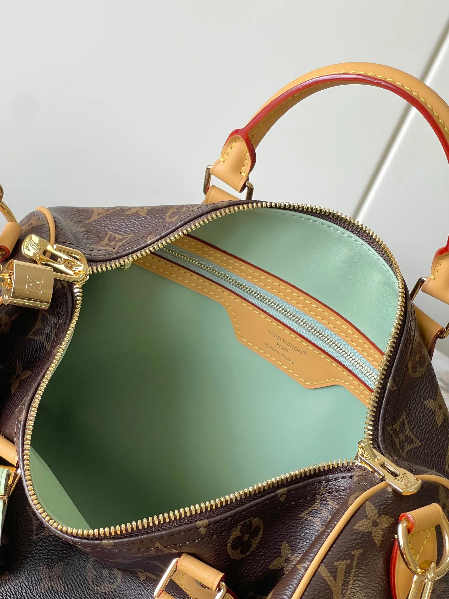 p1940 [Special grade MB163c chip version original leather] SPEEDY SOFT 30 LUCKY handbag Model: M15107 presbyopia Material: A-grade all-steel hardware, imported original fabric Packaging: full set of original duty-free MB packaging Size: 30x21x17cm