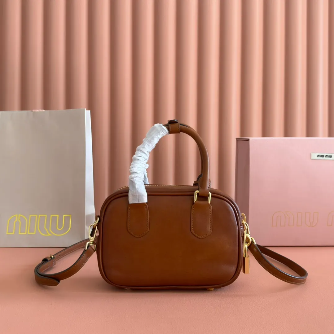 p1640. 💋💋💋"With full set of original counter packaging" This handbag uses cowhide with retro and exquisite texture to bring a new interpretation to the classic silhouette. The front letter logo cleverly echoes the metal hardware, and the exquisite workmanship is outstanding, highlighting a highly recognizable classic style. Dynamic and elegant lines with adjustable and detachable shoulder straps present a practical and versatile design with modern charm. Detachable and adjustable shoulder strap. Zip closure. Lined. 2 patch pockets. Feet. Model: 5BB123. Size: W19×H13×D6cm Color: vintage brown.