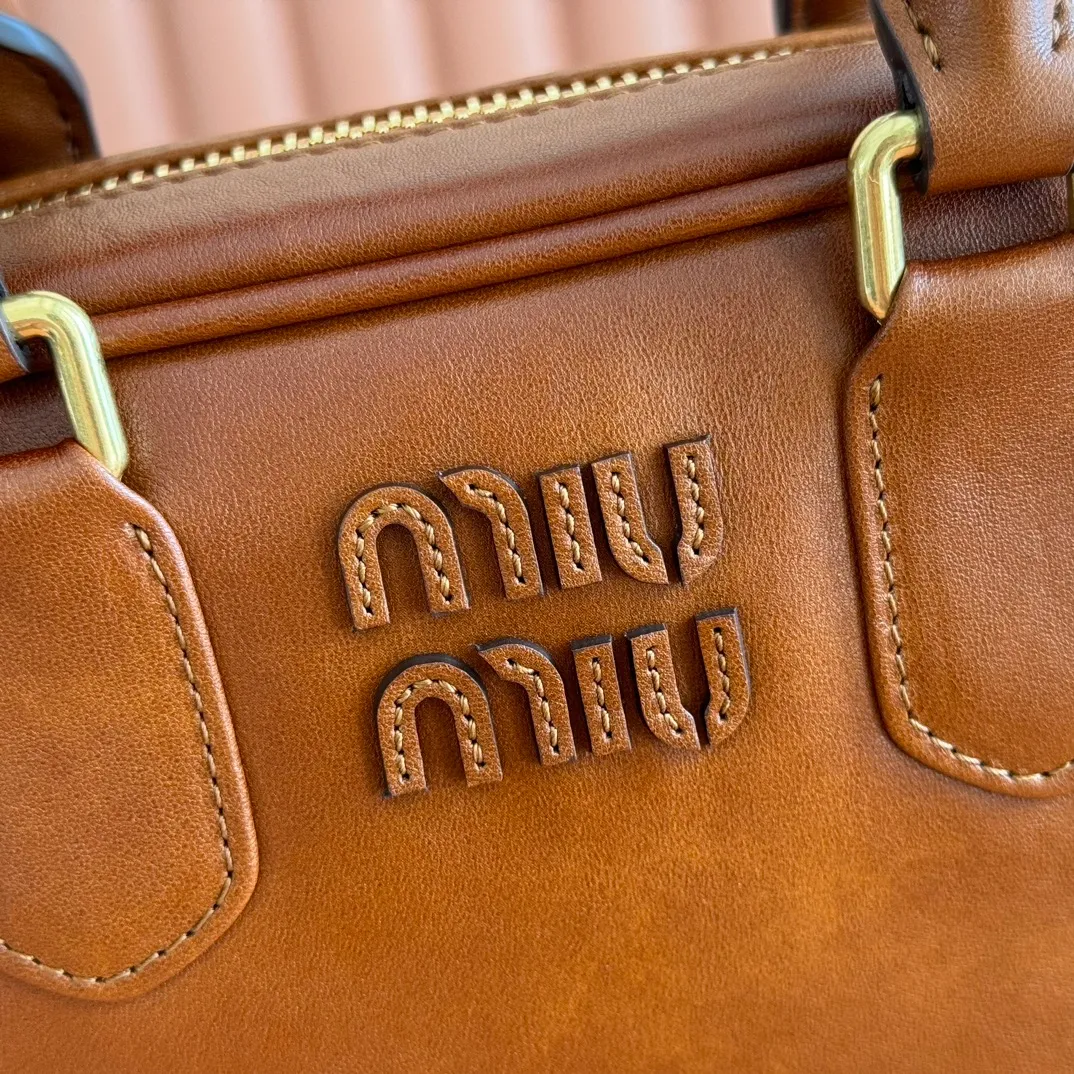 p1640. 💋💋💋"With full set of original counter packaging" This handbag uses cowhide with retro and exquisite texture to bring a new interpretation to the classic silhouette. The front letter logo cleverly echoes the metal hardware, and the exquisite workmanship is outstanding, highlighting a highly recognizable classic style. Dynamic and elegant lines with adjustable and detachable shoulder straps present a practical and versatile design with modern charm. Detachable and adjustable shoulder strap. Zip closure. Lined. 2 patch pockets. Feet. Model: 5BB123. Size: W19×H13×D6cm Color: vintage brown.
