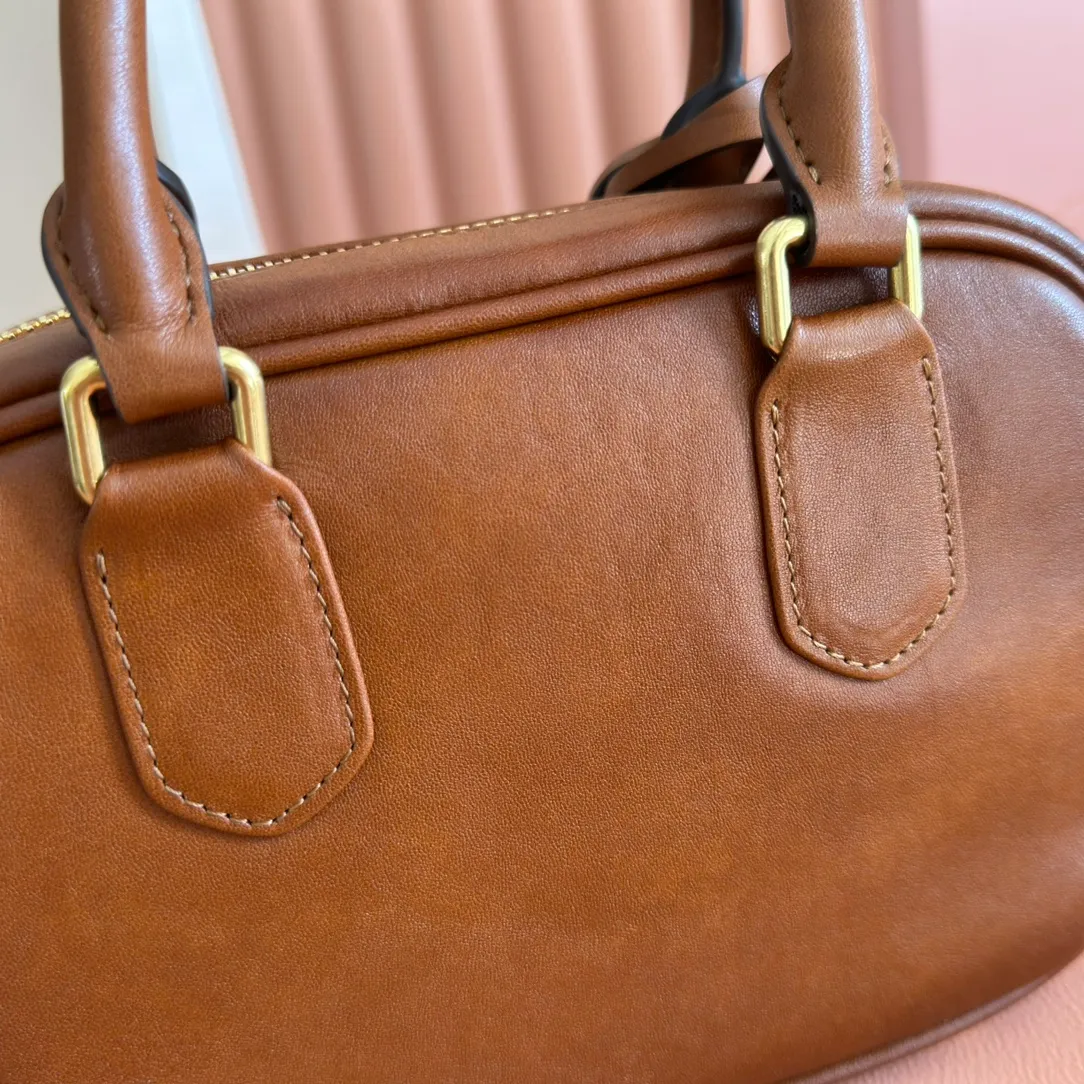 p1640. 💋💋💋"With full set of original counter packaging" This handbag uses cowhide with retro and exquisite texture to bring a new interpretation to the classic silhouette. The front letter logo cleverly echoes the metal hardware, and the exquisite workmanship is outstanding, highlighting a highly recognizable classic style. Dynamic and elegant lines with adjustable and detachable shoulder straps present a practical and versatile design with modern charm. Detachable and adjustable shoulder strap. Zip closure. Lined. 2 patch pockets. Feet. Model: 5BB123. Size: W19×H13×D6cm Color: vintage brown.