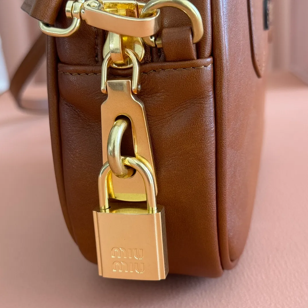 p1640. 💋💋💋"With full set of original counter packaging" This handbag uses cowhide with retro and exquisite texture to bring a new interpretation to the classic silhouette. The front letter logo cleverly echoes the metal hardware, and the exquisite workmanship is outstanding, highlighting a highly recognizable classic style. Dynamic and elegant lines with adjustable and detachable shoulder straps present a practical and versatile design with modern charm. Detachable and adjustable shoulder strap. Zip closure. Lined. 2 patch pockets. Feet. Model: 5BB123. Size: W19×H13×D6cm Color: vintage brown.