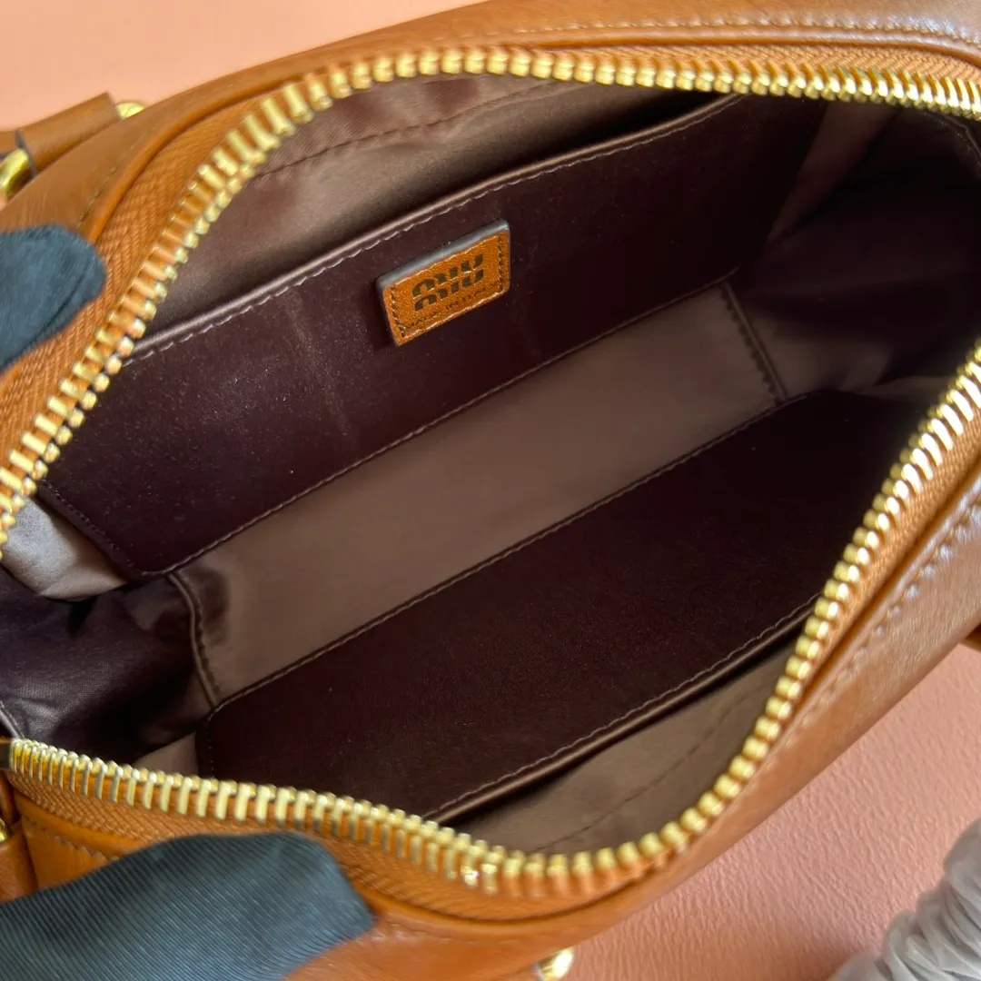 p1640. 💋💋💋"With full set of original counter packaging" This handbag uses cowhide with retro and exquisite texture to bring a new interpretation to the classic silhouette. The front letter logo cleverly echoes the metal hardware, and the exquisite workmanship is outstanding, highlighting a highly recognizable classic style. Dynamic and elegant lines with adjustable and detachable shoulder straps present a practical and versatile design with modern charm. Detachable and adjustable shoulder strap. Zip closure. Lined. 2 patch pockets. Feet. Model: 5BB123. Size: W19×H13×D6cm Color: vintage brown.