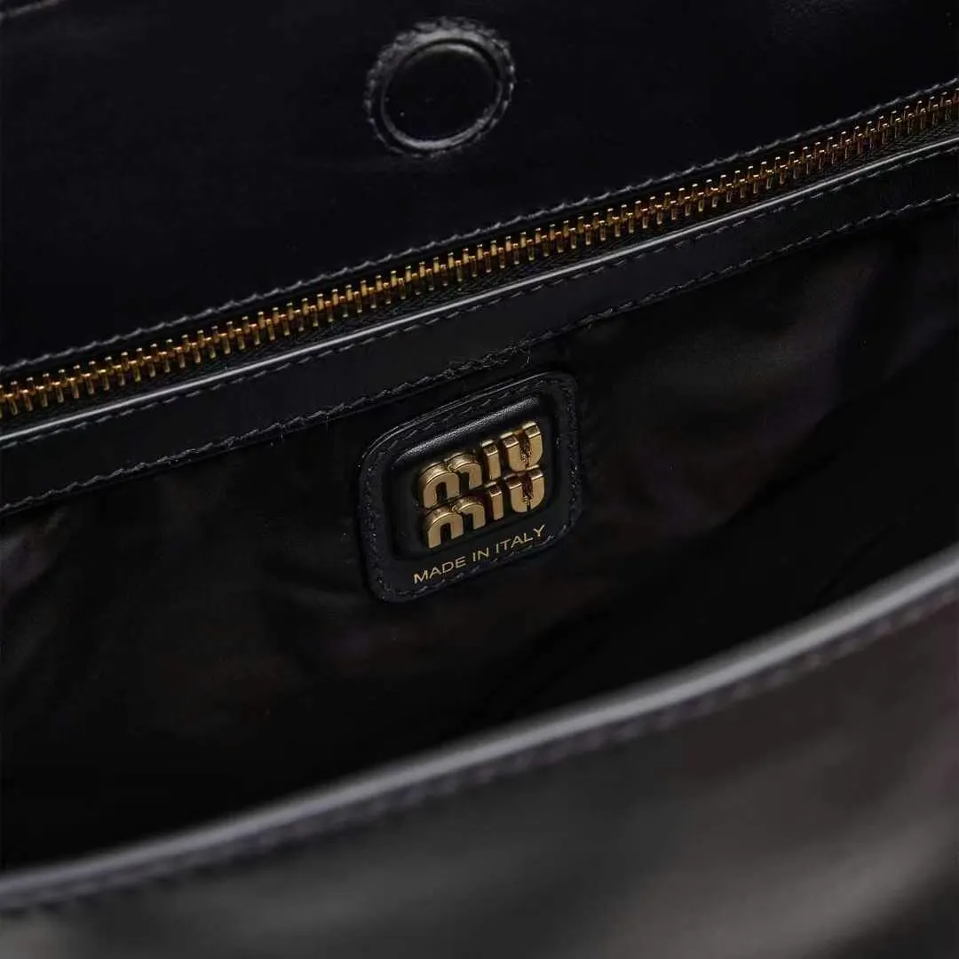 p1660. [With full set of counter packaging] Retro cow leather hobo underarm bag with double shoulder straps ~ Gram This retro hobo underarm bag shows classic charm while expressing a dynamic and ever-changing modern style. The embossed lettering logo embellishes the iconic brand style, and the lining adds exquisite details ~ With handles ~ Embossed lettering logo on the front ~ Lined with zippered pocket Size: w38.5×h39×d11cm Number: _5bc119