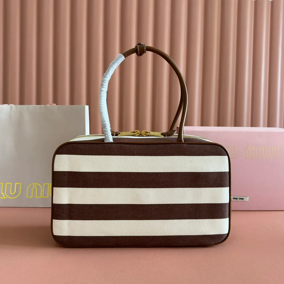 p1600💋💋💋 Equipped with a full set of packaging at the counter [Special grade hardware original leather] Beau denim color-blocked handbag/shoulder bag ~ brown stripe [new version briefcase] This Beau handbag is made of soft and smooth cow leather, with exquisite details such as gold-plated hardware and accessories, and the embossed letter logo highlights the classic style. Size: W34×H23×D10cm No.: _5BB117, 5bb163