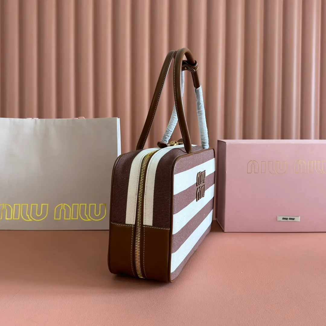 p1600💋💋💋 Equipped with a full set of packaging at the counter [Special grade hardware original leather] Beau denim color-blocked handbag/shoulder bag ~ brown stripe [new version briefcase] This Beau handbag is made of soft and smooth cow leather, with exquisite details such as gold-plated hardware and accessories, and the embossed letter logo highlights the classic style. Size: W34×H23×D10cm No.: _5BB117, 5bb163
