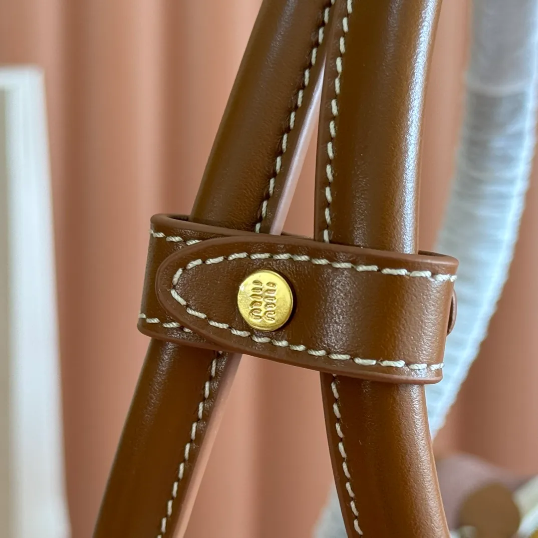 p1600💋💋💋 Equipped with a full set of packaging at the counter [Special grade hardware original leather] Beau denim color-blocked handbag/shoulder bag ~ brown stripe [new version briefcase] This Beau handbag is made of soft and smooth cow leather, with exquisite details such as gold-plated hardware and accessories, and the embossed letter logo highlights the classic style. Size: W34×H23×D10cm No.: _5BB117, 5bb163