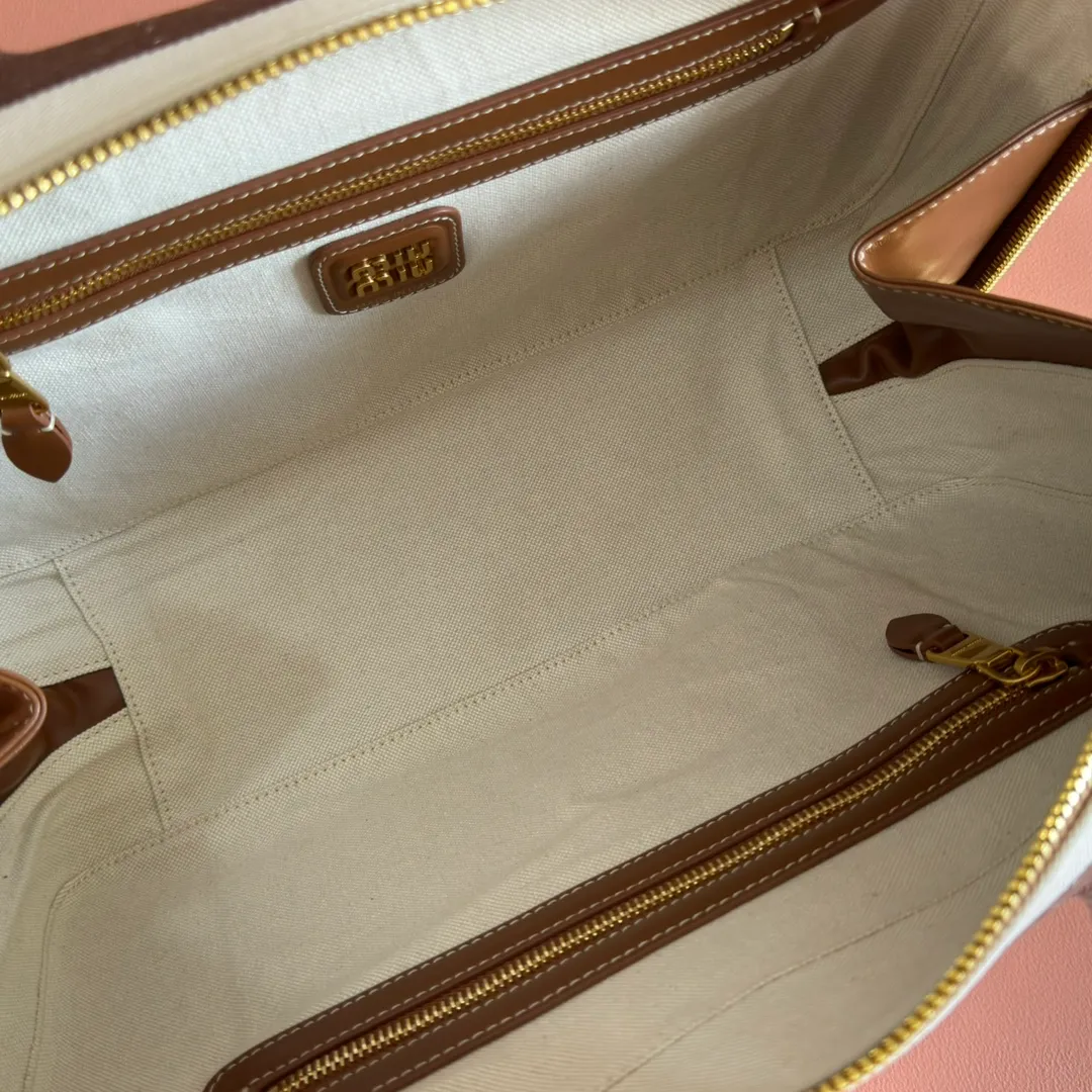 p1600💋💋💋 Equipped with a full set of packaging at the counter [Special grade hardware original leather] Beau denim color-blocked handbag/shoulder bag ~ brown stripe [new version briefcase] This Beau handbag is made of soft and smooth cow leather, with exquisite details such as gold-plated hardware and accessories, and the embossed letter logo highlights the classic style. Size: W34×H23×D10cm No.: _5BB117, 5bb163