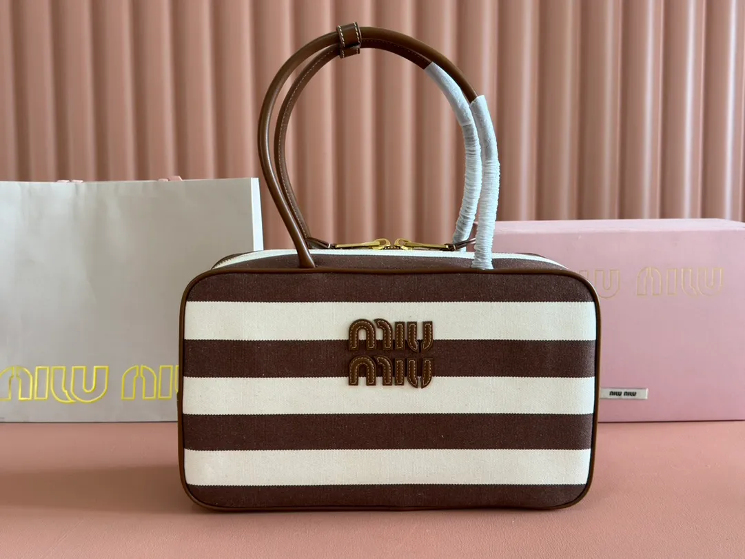 p1600💋💋💋 Equipped with a full set of packaging at the counter [Special grade hardware original leather] Beau denim color-blocked handbag/shoulder bag ~ brown stripe [new version briefcase] This Beau handbag is made of soft and smooth cow leather, with exquisite details such as gold-plated hardware and accessories, and the embossed letter logo highlights the classic style. Size: W34×H23×D10cm No.: _5BB117, 5bb163