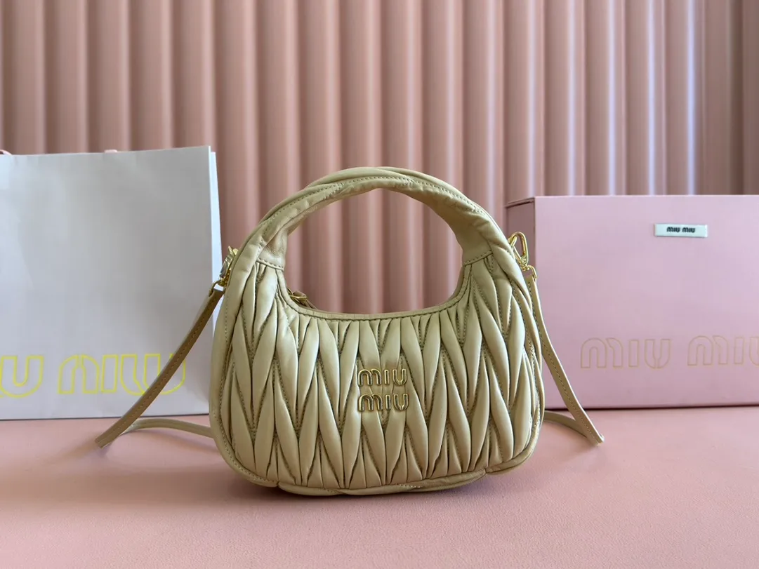 p1560💋💋💋【Premium hardware original leather】Wander Matelasse sheep leather Hobo handbag/crossbody bag ~ Wander handbag has become one of the classic accessories. This mini handbag is made of Matalasse sheep leather, using exquisite craftsmanship to create a three-dimensional effect, showing exquisite elegance. Presenting the Hobo bag style, blending retro style and modern elegance, it has become a new synonym for modern femininity. ～Golden hardware ～Zip closure ～Metal lettering logo on the front ～Cotton satin lining Size: W23×H13×D7cm Number: _5BC125